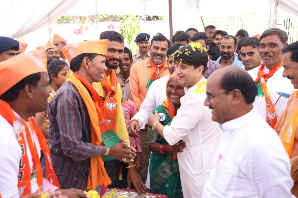 Jyotiraditya Scindia in mp for election campaign