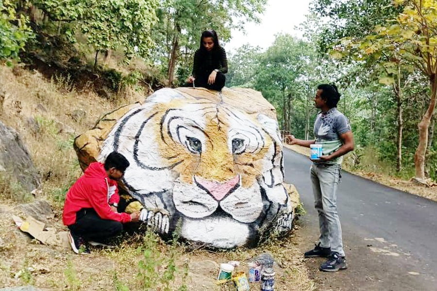 LION ON ROAD 